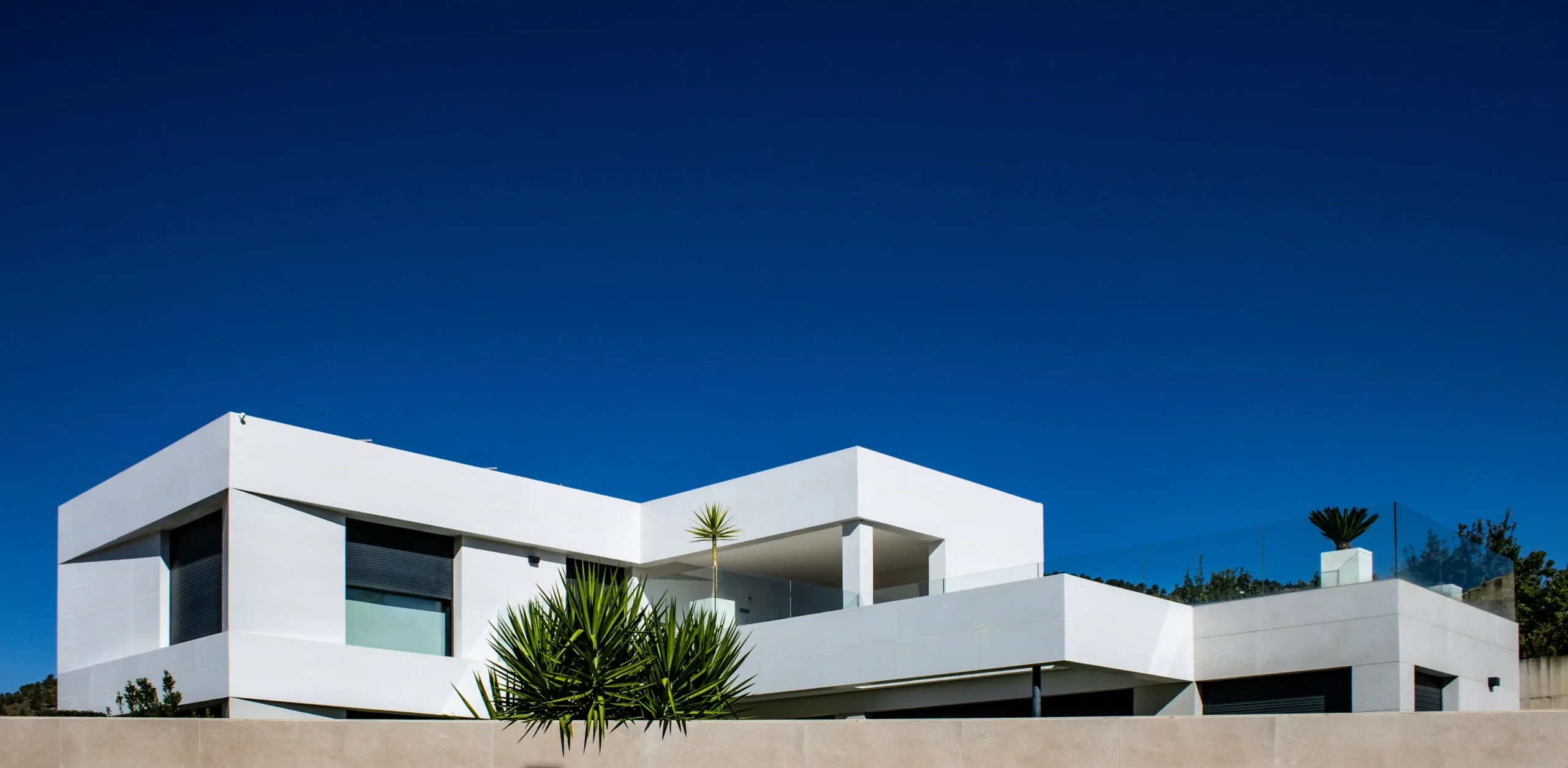 exterior de un chalet blanco moderno