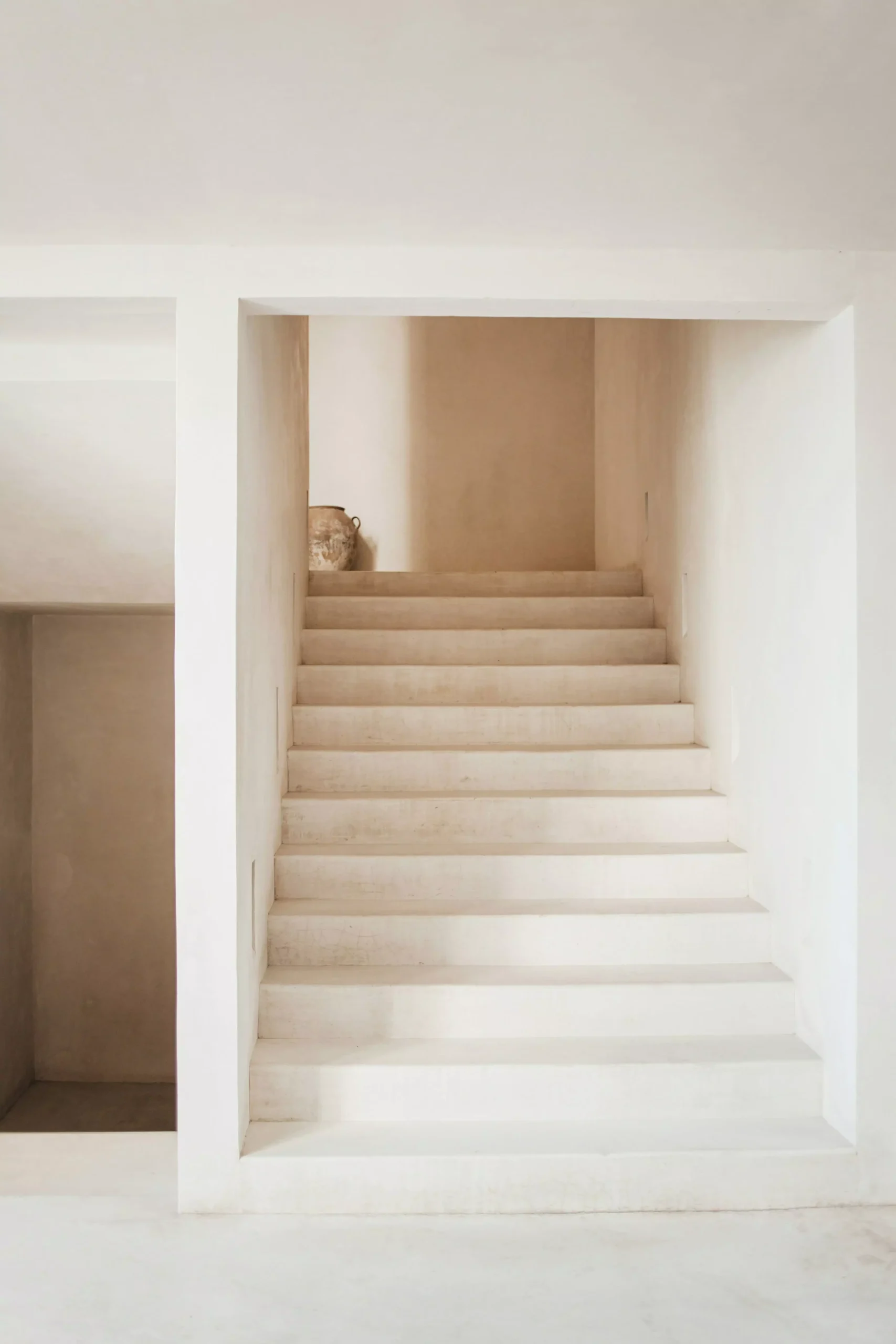 escalera blanca minimalista con sombras