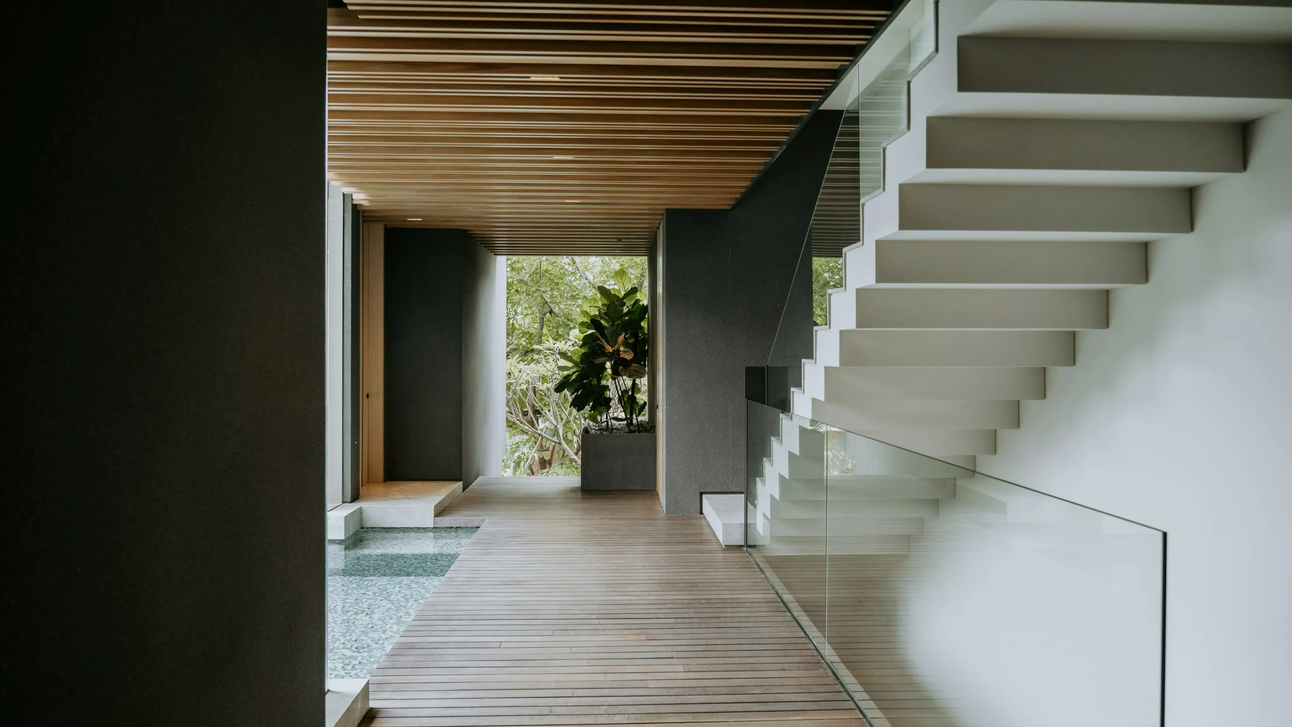 interior de una casa con escalera que sube a la planta superior