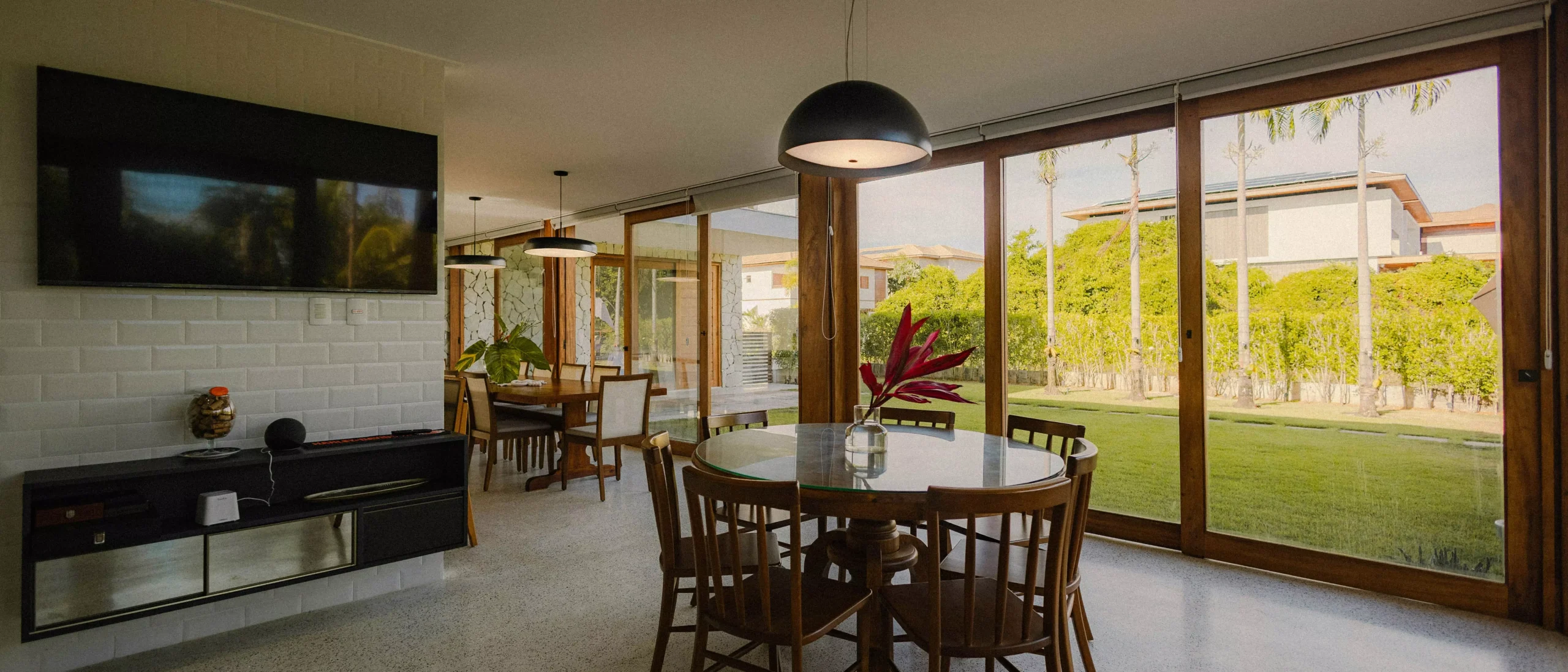 interno de un chalet con mesas television y ventanas muy grandes