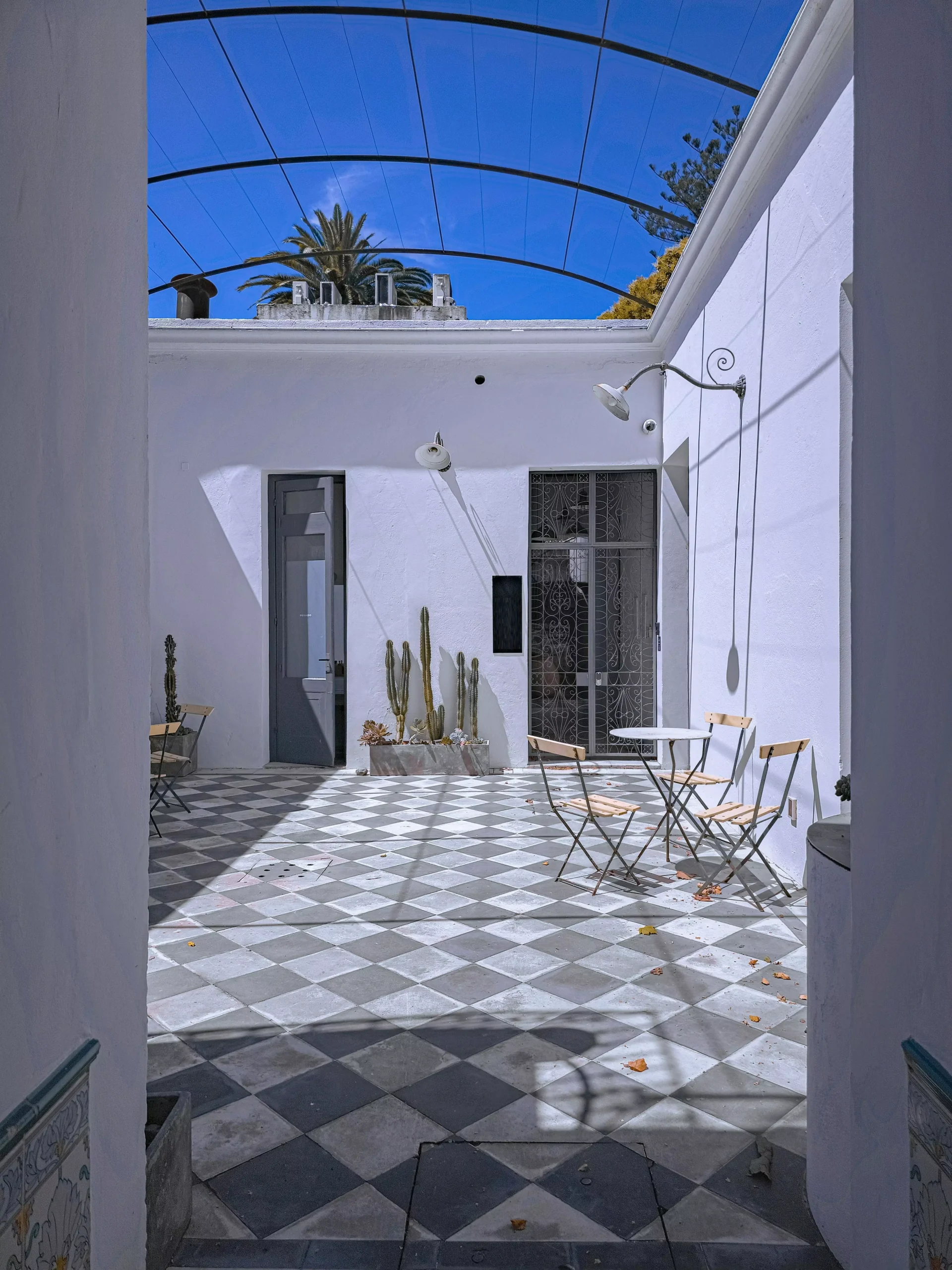 patio interior con silla y entrada y cubierta acristalada