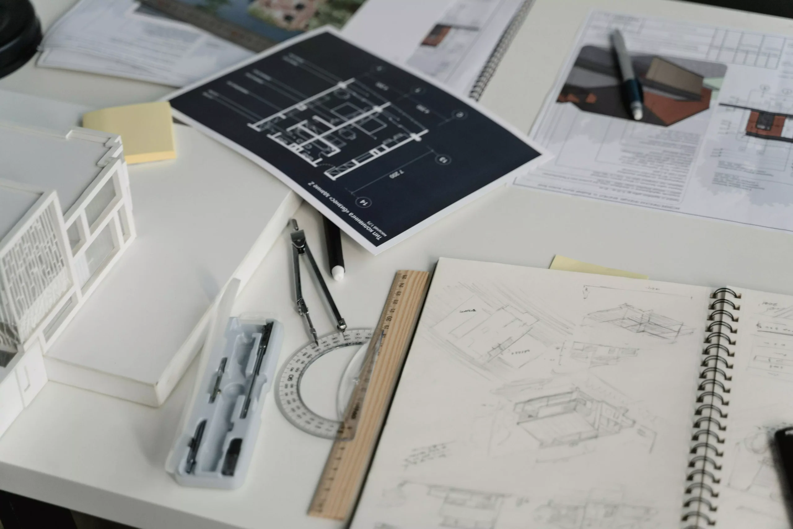 mesa con proyectos, maqueta e instrumentos técnicos